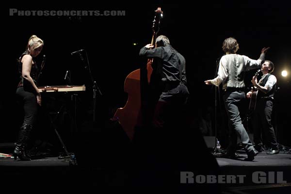 AND ALSO THE TREES - 2009-10-30 - PARIS - Cafe de la Danse - Simon Huw Jones - Justin Jones - Emer Brizzolara - Ian Jenkins